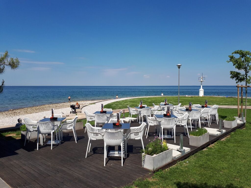 SVETILNIK BAR IZOLA Beach Bar And Restaurant Hostel Museum