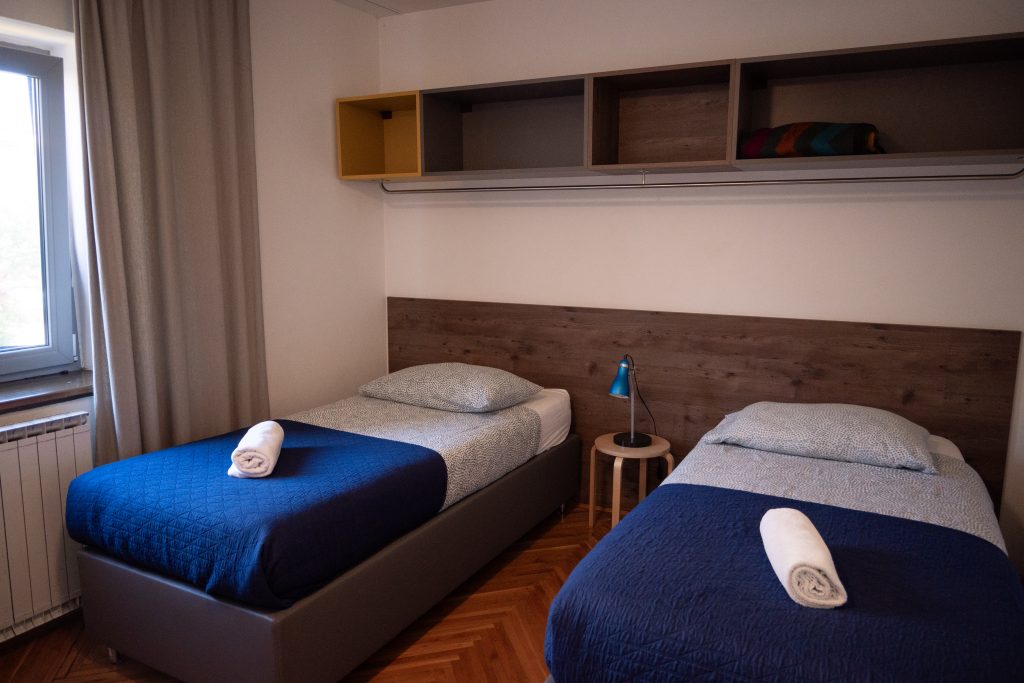 HOSTEL MUSEUM - Twin Room with Shared Bathroom - Dvoposteljna soba s souporabo kopalnice