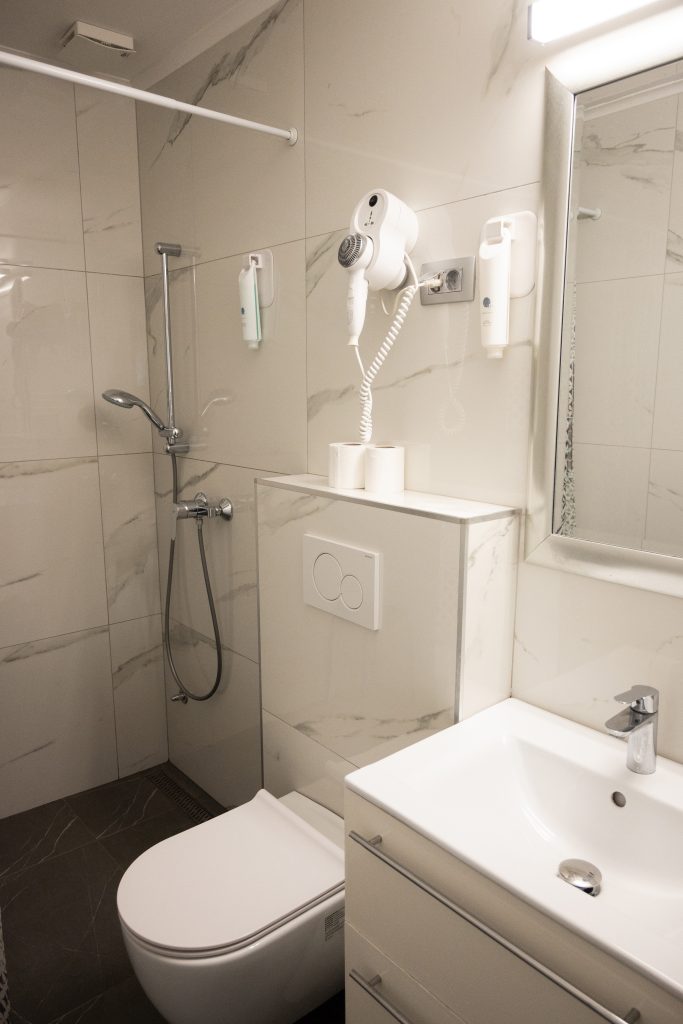 HOSTEL MUSEUM - Triple room with Private Bathroom - Triposteljna soba z lastno kopalnico