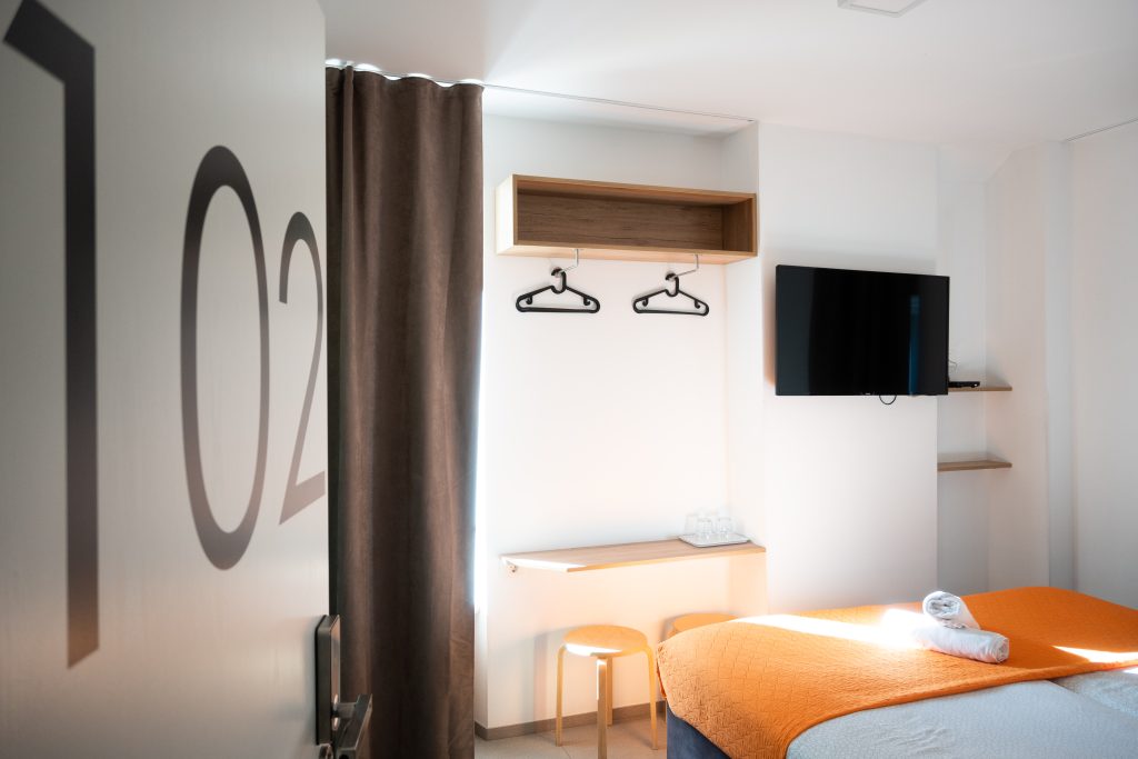 HOSTEL MUSEUM - Double room with private bathroom - Dvoposteljna soba z lastno kopalnico